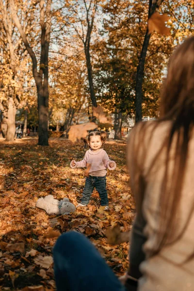 Glückliche Familienmutter Und Kleinkind Baby Mädchen Spielen Freien Herbst Park — Stockfoto
