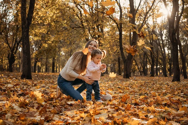 Szczęśliwa Rodzinna Mama Mała Dziewczynka Bawią Się Świeżym Powietrzu Jesiennym — Zdjęcie stockowe