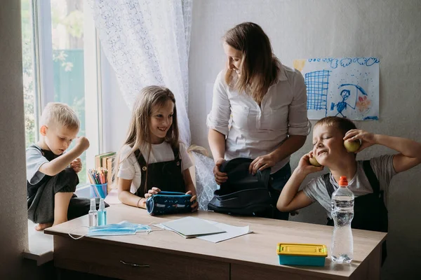 Zurück Zur Schule Neuer Normalität Mutter Hilft Schulkindern Ihre Schulrucksäcke — Stockfoto