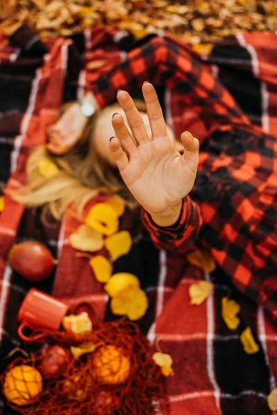 Estilo Vida Retrato Mulher Feliz Parque Outono Menina Bonita Acampamento — Fotografia de Stock