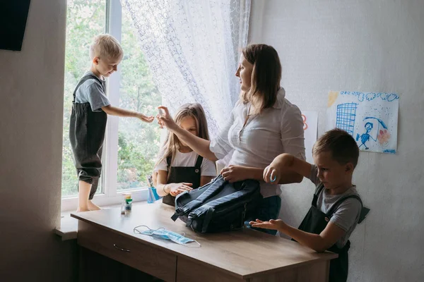 Zurück Zur Schule Neuer Normalität Mutter Hilft Schulkindern Ihre Schulrucksäcke — Stockfoto