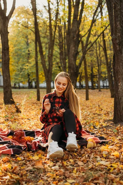 Estilo Vida Retrato Mulher Feliz Parque Outono Menina Bonita Acampamento — Fotografia de Stock