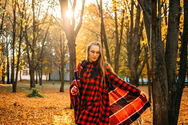 Estilo Vida Retrato Mulher Feliz Parque Outono Menina Bonita Acampamento — Fotografia de Stock