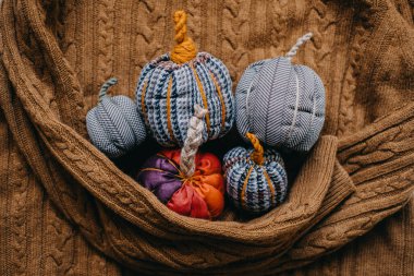 Birçok Küçük Kumaş Dekoratif Balkabağı hardal örülmüş süveter. El yapımı, Sonbahar Dekorasyonu, Şükran Günü ve Cadılar Bayramı Masası Dekorasyonu. DIY El Sanatları.