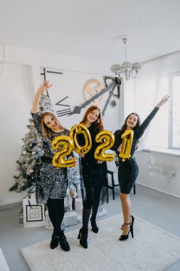 Noel fikirleri tecrit altında. Noel kutlaması, yeni yıl partisi, şenlikli aile toplantıları ve partiler. Üç güzel genç bayan Noel 'i küçük arkadaş grubuyla kutluyor..