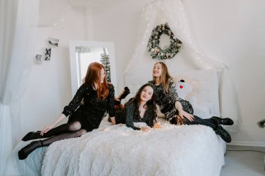 Noel fikirleri tecrit altında. Noel kutlaması, yeni yıl partisi, şenlikli aile toplantıları ve partiler. Üç güzel genç bayan Noel 'i küçük arkadaş grubuyla kutluyor..