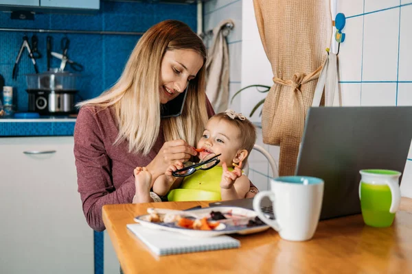 Arbeit Von Hause Aus Junge Mutter Mit Baby Arbeitet Hause — Stockfoto