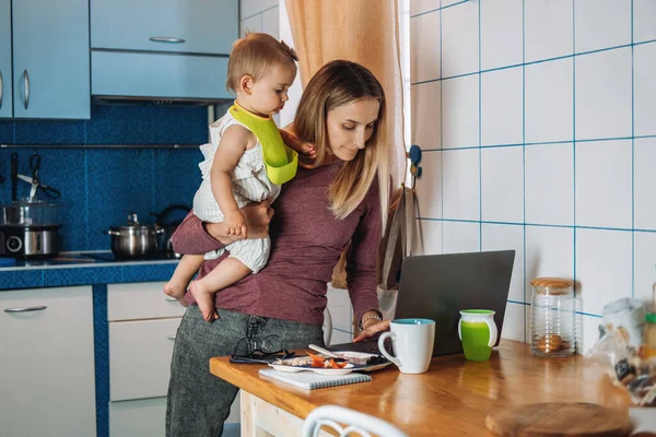 Work Home Young Mother Baby Girl Working Home Using Laptop — Stock Photo, Image