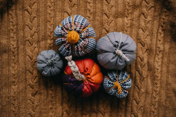 Wiele Małych Tkanin Dekoracyjna Dynia Musztardowym Swetrze Dzianiny Ręcznie Robione — Zdjęcie stockowe