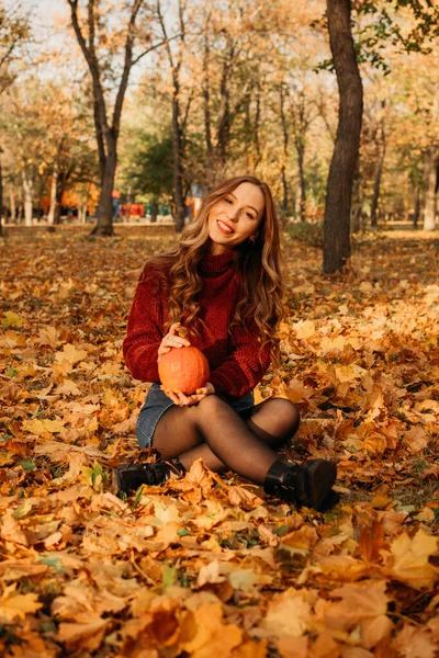 Jovem Bela Mulher Sorridente Com Cabelos Longos Encaracolados Segurando Laranja — Fotografia de Stock