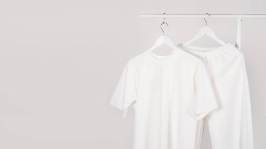 Ev kıyafetleri, günlük giysiler, WFH giysileri, spor kıyafetleri ile rahat bir arka plan.