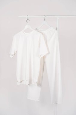 Ev kıyafetleri, günlük giysiler, WFH giysileri, spor kıyafetleri ile rahat bir arka plan.