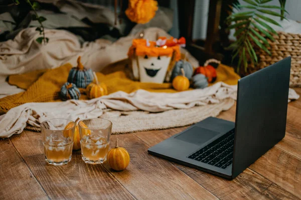 Halloween ünnepségek az új normál, New Trick vagy kezelési rendeletek ünnepelni Halloween biztonságosan alatt COVID 19 világjárvány. Nyílt laptop készen áll az online találkozó, sütőtök és ünnepi dekoráció fa — Stock Fotó