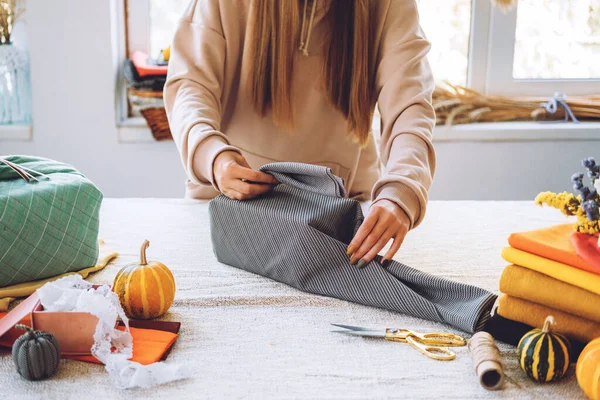 Furoshiki Japanse cadeauverpakking. Thanksgiving Zero afval, eco-vriendelijke cadeauverpakking, tutorial. Val met de hand verpakt geschenk in traditionele Japanse Furoshiki stijl — Stockfoto