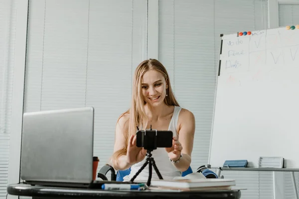 Yan iş, ekstra kazanç, para kazanmak, ek iş, yan para, ikinci iş, dolandırıcılık, dolandırıcılık, iş ekonomisi konsepti. Vlog günlüğü için kameranın önünde konuşan genç bir kadın, video dersi kaydediyor