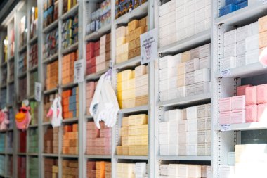 19 Ağustos 2025 'te Vieux Lyon, Fransa' da renkli Fransız sabunları sergilenen sanatsal sabun dükkanı. Yüksek kalite fotoğraf