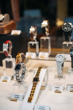 Lyon France 19 Ağustos 2025 'te bir butik mağazasının vitrininde altın ve gümüş tasarımlı Chanel saatleri sergileniyor. Yüksek kalite fotoğraf