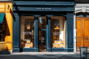  Pied de Biche ayakkabı mağazasının şık vitrininde 19 Ağustos 2025 'te, Lyon, Fransa' da geleneksel bir binanın pencerelerinde sergilenen şık bir yaz koleksiyonu var. Yüksek kalite fotoğraf