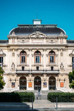 19 Ağustos 2025 'te Lyon Fransa' da açık mavi gökyüzü altında büyük sütunları, heykelleri ve dekoratif mimarisi olan Celestins Tiyatrosu 'nun tarihi cephesi. Yüksek kalite fotoğraf