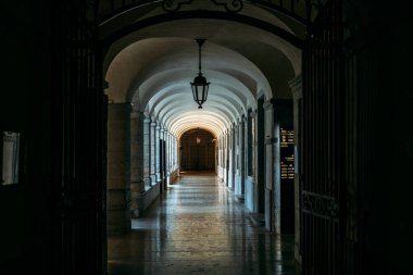 Grand Hotel Dieu Lyon France 'ın içinde kemer ve fenerlerin bulunduğu tarihi taş atari koridoru dramatik bir ışık ve gölge perspektifi yaratıyor 19 Ağustos 2025. Yüksek kalite fotoğraf