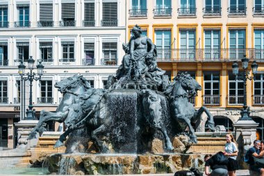 Terreaux Meydanı, Bartholdi Çeşmesi bronz heykel ve tarihi Fransız mimari cepheleriyle birlikte 19 Ağustos 2025 'te Lyon Fransa şehir merkezinde. Yüksek kalite fotoğraf
