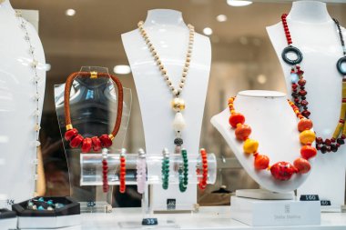 Altın ışık ve doğal dokularla döşenmiş kırsal bir pencerede elle işlenmiş tekstil. Yavaş moda, zanaatkar yapımı, yerel üreticiler, miras işçiliği. Yüksek kalite fotoğraf