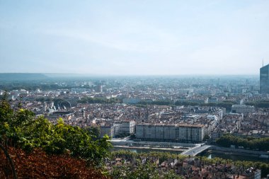 La Part-Dieu gökdelenleriyle Fourviere Hill 'den Lyon şehir manzarasının panoramik manzarası Vieux Lyon' un tarihi çatıları ve açık bir yaz gökyüzü altında Rhone Nehri, Lyon, Fransa 19 Ağustos 2025. Yüksek