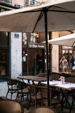 Rue de la Baleine 'deki açık kafede şemsiyeler ve masalar arka planda tarihi restoran Le Pique Assiette, Fransa Vieux Lyon, Ağustos 2025. Yüksek kalite fotoğraf