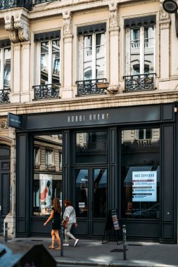 Bobbi Brown kozmetik mağazasının klasik Haussmann tarzı mimarisi, dekoratif demir balkonları ve 19 Ağustos 2025 'te Fransa' nın Lyon şehrinin merkezinde geniş pencereleri olan zarif vitrinleri. Yüksek