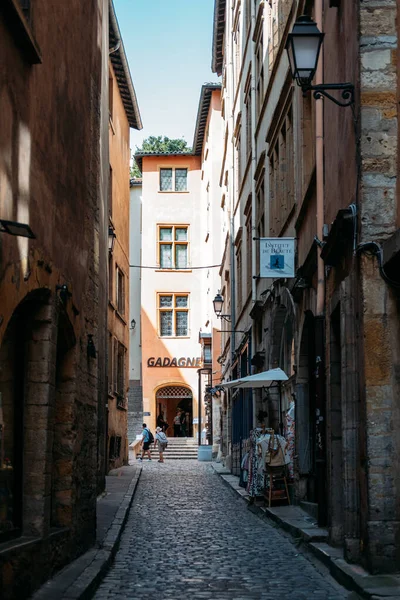 Tarihi kaldırım taşı caddesi Vieux Lyon, Fransa 'daki Gadagne Müzesi' ne çıkıyor, 19 Ağustos 2025. Yüksek kalite fotoğraf