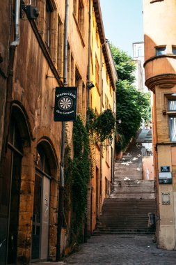 Sarmaşık kaplı tarihi binalar ve Vieux Lyon, Fransa 'da Rue Juiverie' de sıcak merdiven boşluğu, 19 Ağustos 2025. Yüksek kalite fotoğraf