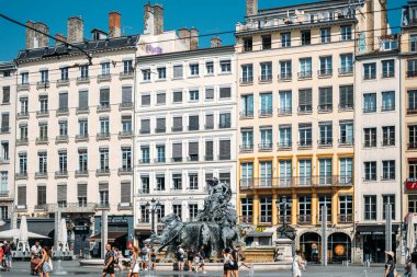 Terreaux Meydanı, Bartholdi Çeşmesi bronz heykel ve tarihi Fransız mimari cepheleriyle birlikte 19 Ağustos 2025 'te Lyon Fransa şehir merkezinde. Yüksek kalite fotoğraf