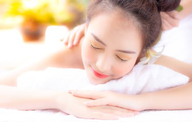 Güzel kız aromaterapi veya spa servisi salonu kullandığınızda güzel müşteri kadın rahat, mutlu ve rahatlamış stres hissediyor. Güzel kadın çekici güzel deri ve gets iyi sağlıklı vardı