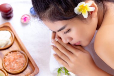 Güzel kadın çekici rahat hissediyor ve spa alışveriş ya da aromaterapi masaj salonu mutlu zaman çekici kız gelir. Asyalı kadın güzel tenli ve güzel bir yüzü var. Güzel kız yatağa uzanmış.