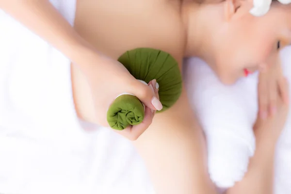 Professionell Massage Aromaterapi Använder Växtbaserade Bollen För Föryngrande Masserande Vackra — Stockfoto