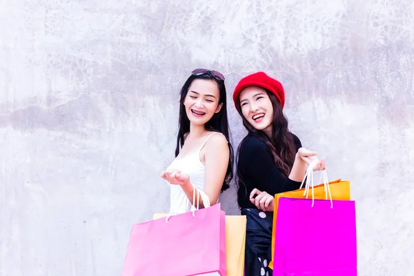 Retrato Encantador Belas Mulheres Compras Meninas Bonitas Atraentes Olhar Alegre — Fotografia de Stock