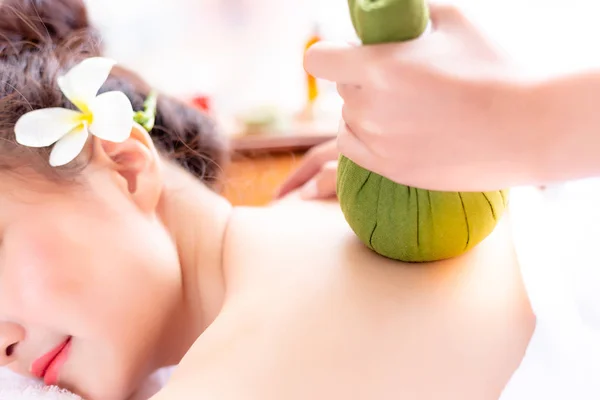 Expert Eller Professionell Massage Aromaterapi Använder Växtbaserade Bollen För Föryngrande — Stockfoto