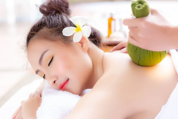 Masseur Professionnel Massage Aromathérapie Utilise Boule Base Plantes Pour Rajeunir — Photo
