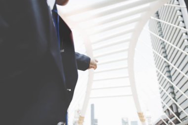 Bir iş adamı satın almak ya da ele geçirmek istiyor bazı bina için parmak işaret ediyor. Beyaz yakalı çok güçlü ya da otoriter görünüyor. Bir erkek takım elbise, kravat, gömlek giyer. Yakışıklı adam kararlı görünüyor