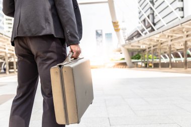 Yakışıklı işadamı eski evrak çantası ile metropol, sokakta yürüyor. O satıcısıdır. Çekici işadamı gider o kopya alanı ile randevu alır bazı müşteri karşılamak için cityscape