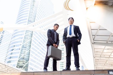 Yakışıklı çalışan özür dilemek onun çift veya yanlış bir şey yapmak için patron. Adam üzgün görünüyor ve onun kendini üzgün. Yaşlı işadamı sinirleniyor ve ondan cityscape arka plan ile özür değil