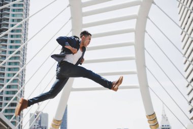 Yakışıklı Asya'ya ait adam son derece hızlı ve atlama çalışıyor. Çekici genç adamın alır o gets geç çünkü acele ve bir yere gitmek istiyorum o şehir arka plan, kopya alanı ile randevu alır..