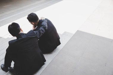 Bir yaşlı işadamı ya da arkadaş konsol genç işadamı. Yakışıklı genç işadamı olsun hayal kırıklığına, hüzün, başarısızlık ciddi hata yaptı ve o ateş alır çünkü işini kaybeder. kopya alanı