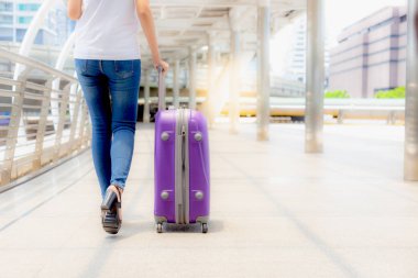 Güzel gezgin kadın yürüyüş bir sokakta büyüleyici ve hedefe giden. Çekici kız Bagaj büyük şehir yolu üzerinde sürükleyin. Uzun bir hafta sonu tatil vardır. Güzel kız aşk yolculuk ve seyahat