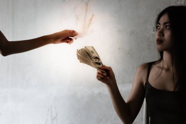 Bir keş kız eroin, kokain ya da gecekondu evinde uyuşturucu satın almak için uyuşturucu satıcısı dolar para veriyor. Narkotik çok pahalıdır. Bir uyuşturucu bağımlısı genç kız görünüyor ince ve hastalık