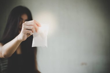 Keş kız narkotik veya kokain, eroin müşteriye gösteriyor. Tehlikeli bir kadındır. Güzel kadın uyuşturucu satıcısı, bu yasadışı işgal veya kopya alanı ve kirli oda ile iş bir tür.