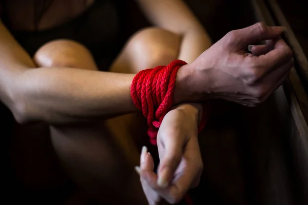 Uma Mulher Vítima Tem Corda Vermelha Nos Braços Pobre Menina — Fotografia de Stock