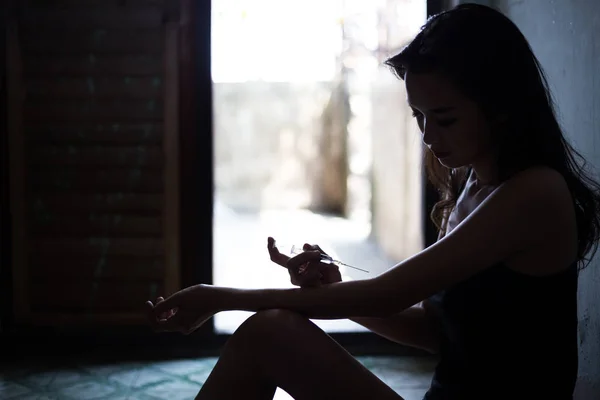 Kobieta Uzależniony Narkotyków Jest Wprowadzenie Rękę Jej Kolana Iniekcji Heroiny — Zdjęcie stockowe
