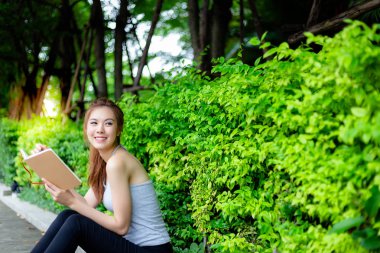 Güzel bir kadın kopya alanı arıyor. Çekici kız gülen yüz ile mutlu hissediyor. Güzel kız büyüleyici bir kitap tutar. O bir hayran gibi davranır, seviyorum, seviyorum, takdir ya da bir şey memnun
