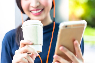 Kahve kadın zevk portre. Güzel kadın büyüleyici bir fincan kahve, smartphone tutuyor. Güzel kız iyi kokusu, lezzetli kahve tadı memnun alır. Kahve içme seviyor